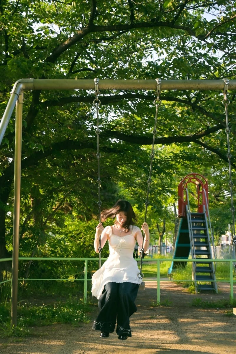 tạo dáng chụp ảnh với xích đu