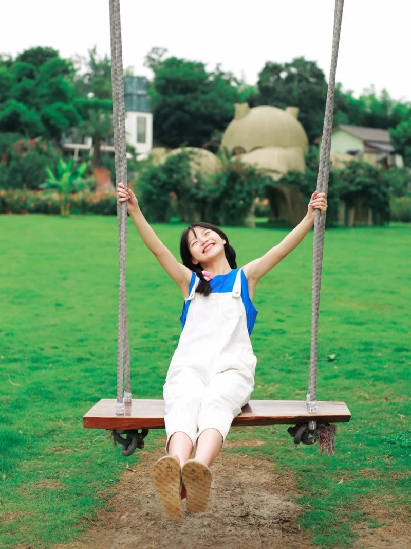 tạo dáng chụp ảnh với xích đu