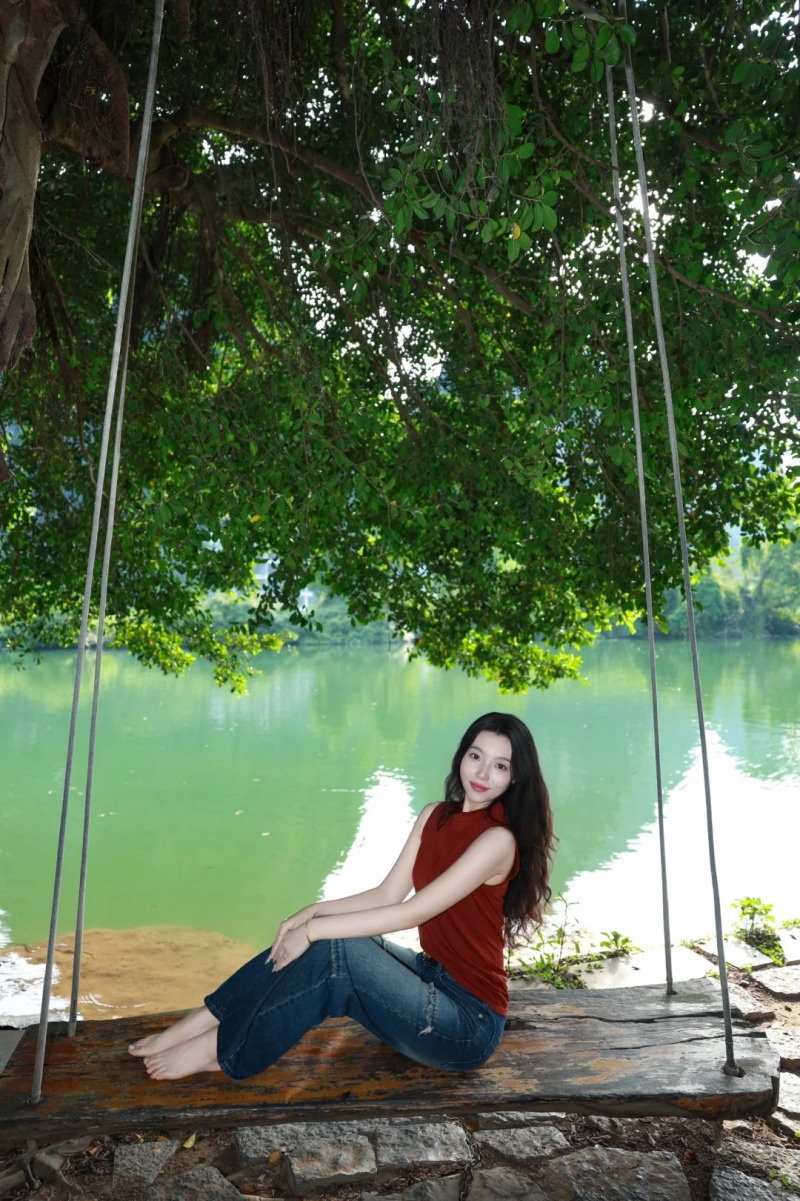 tạo dáng chụp ảnh với xích đu