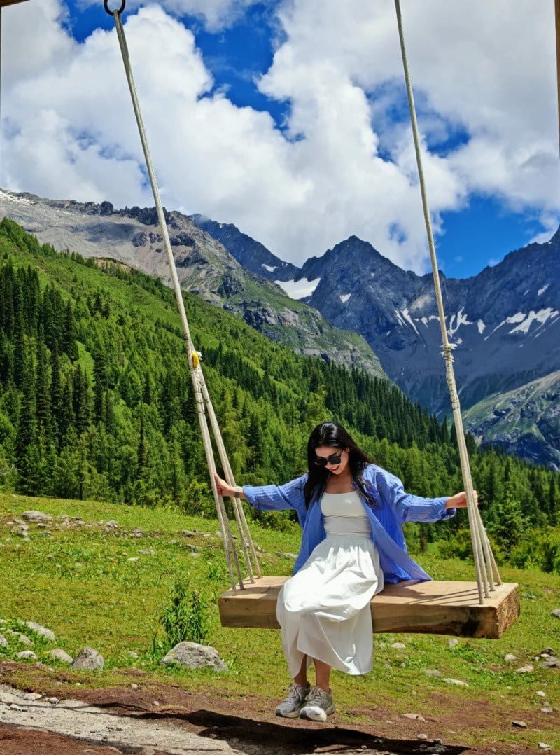 tạo dáng chụp ảnh với xích đu