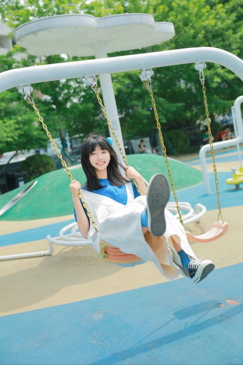 tạo dáng chụp ảnh với xích đu