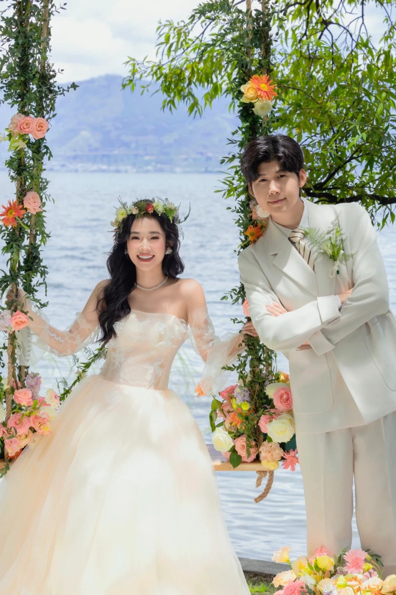 tạo dáng chụp ảnh với xích đu