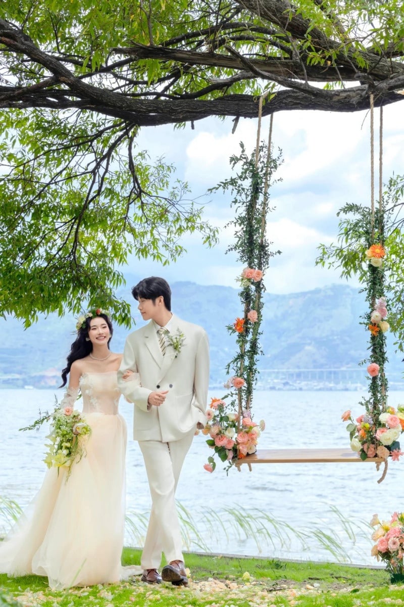 tạo dáng chụp ảnh với xích đu