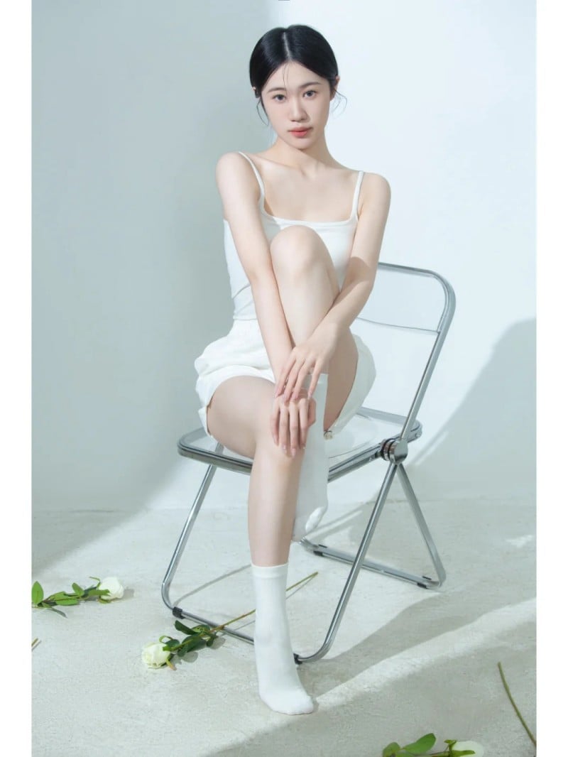 tạo dáng ngồi ghế chụp ảnh nữ