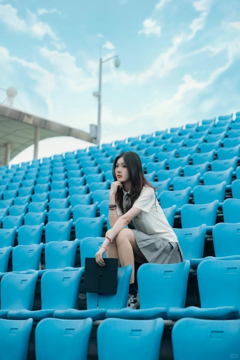 tạo dáng ngồi ghế chụp ảnh nữ