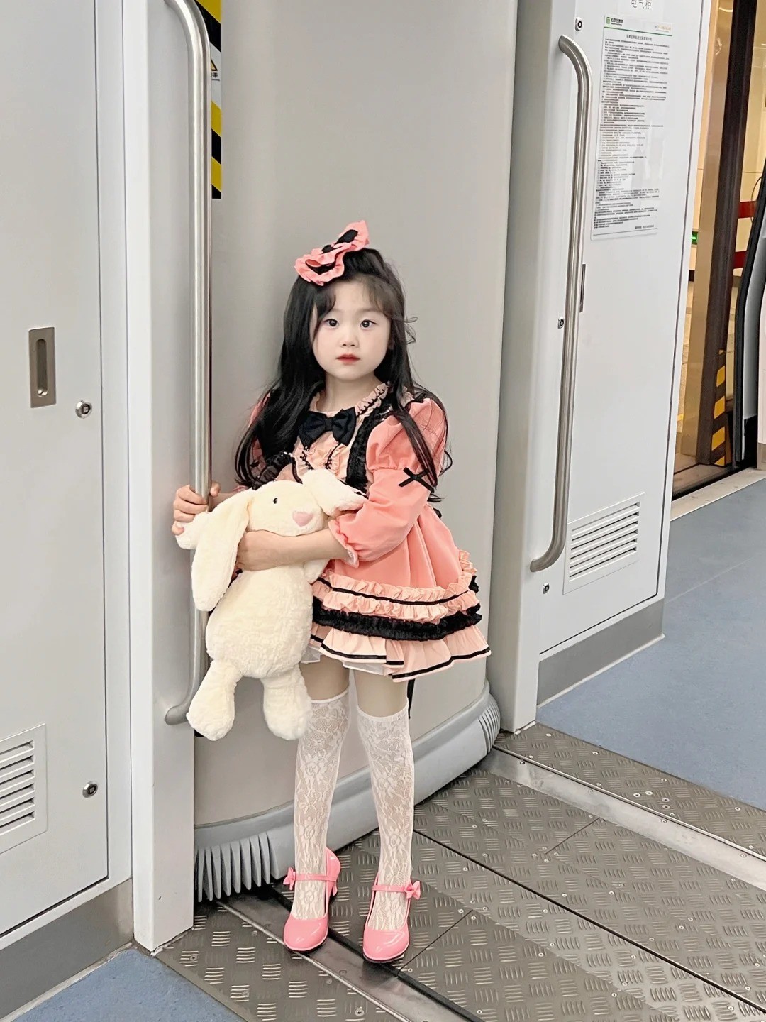 Giày Cao Gót Của Trẻ Em