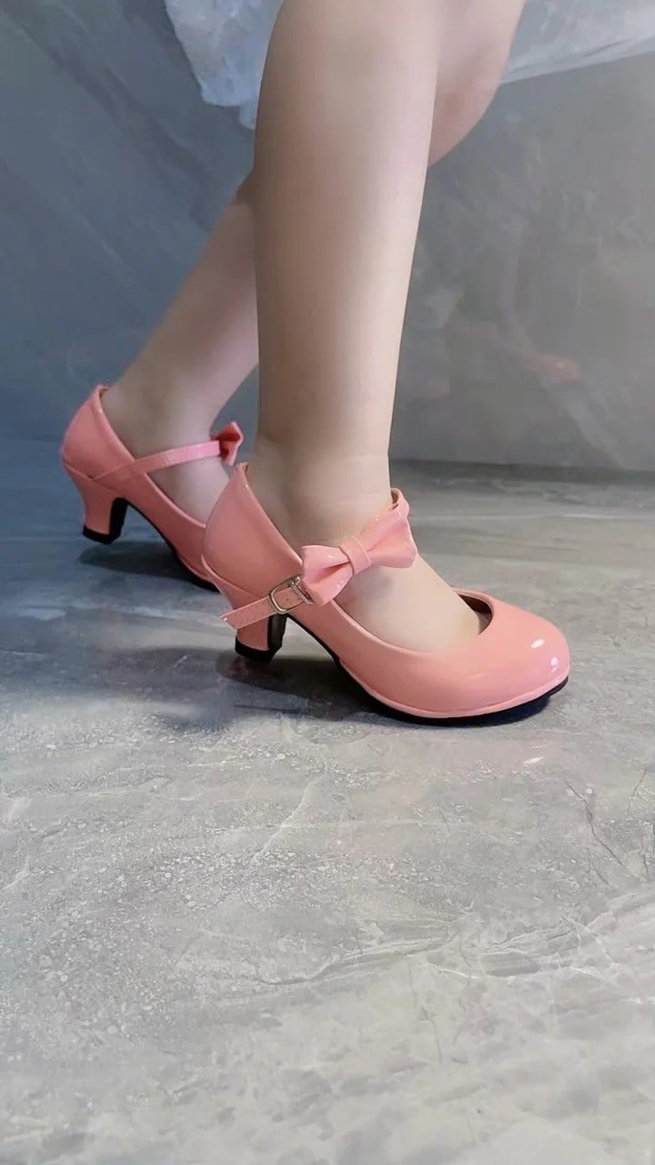 Giày Cao Gót Của Trẻ Em