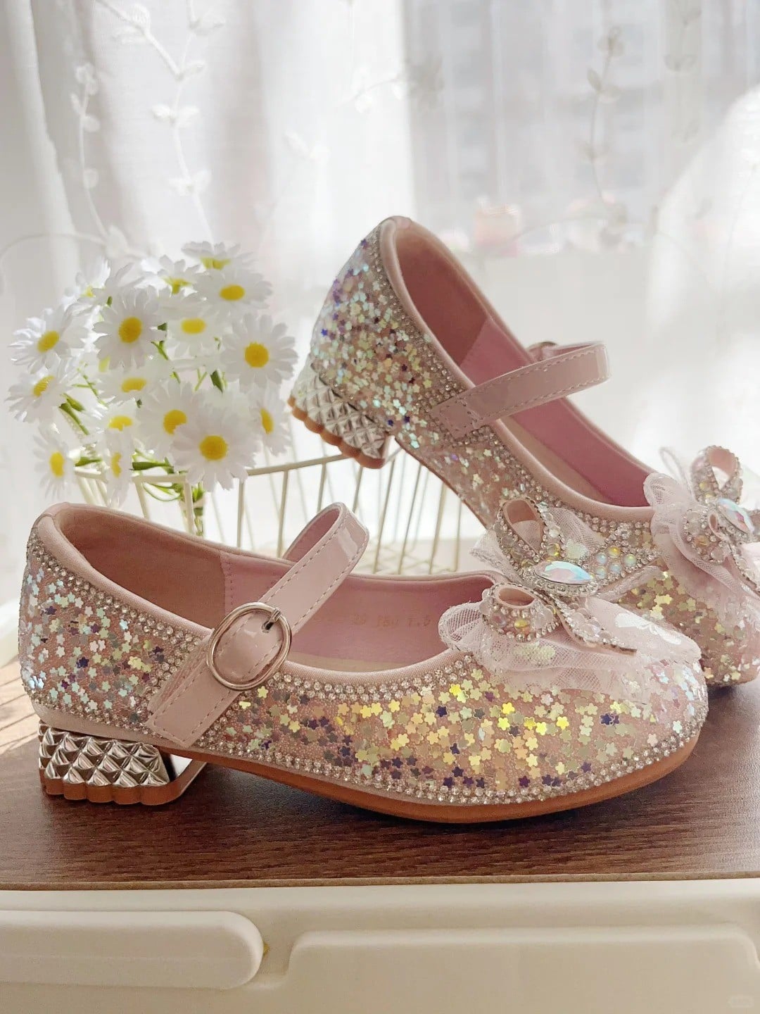 Giày Cao Gót Của Trẻ Em