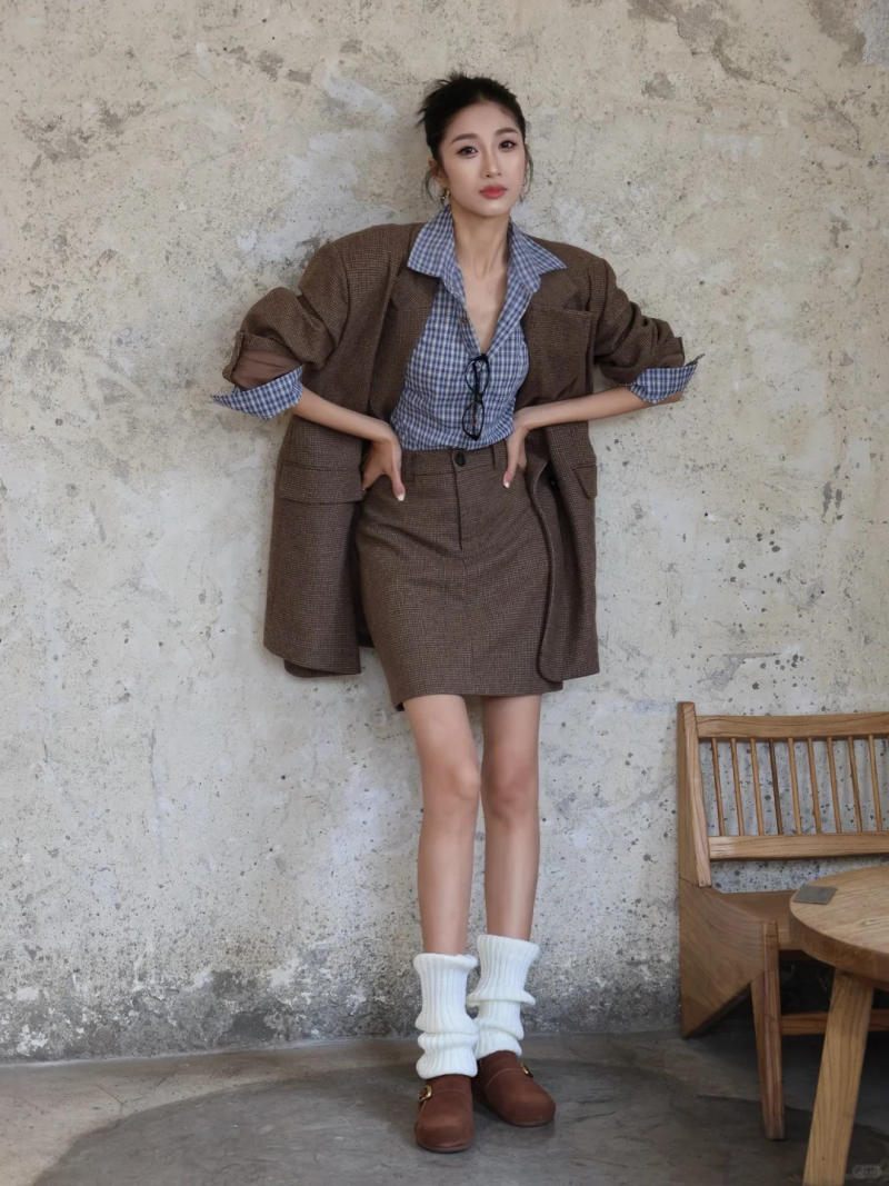 1. Áo sơ mi kẻ + Blazer nâu + Chân váy ngắn + Giày Clogs