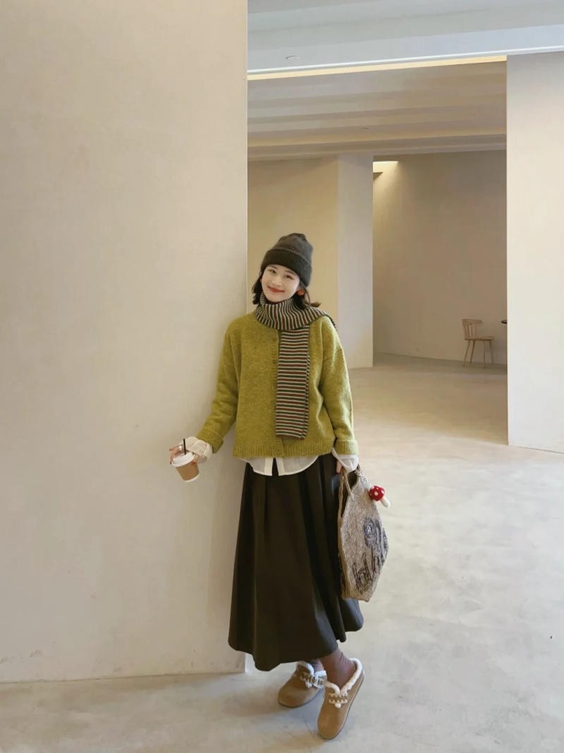 2. Áo len xanh bơ + Chân váy dài nâu + Khăn choàng + Giày Clogs