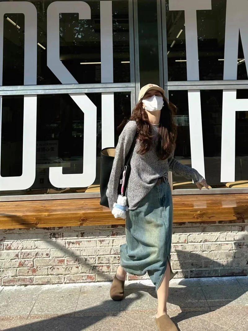 3. Áo len mỏng xám + Chân váy denim dài + Giày Clogs