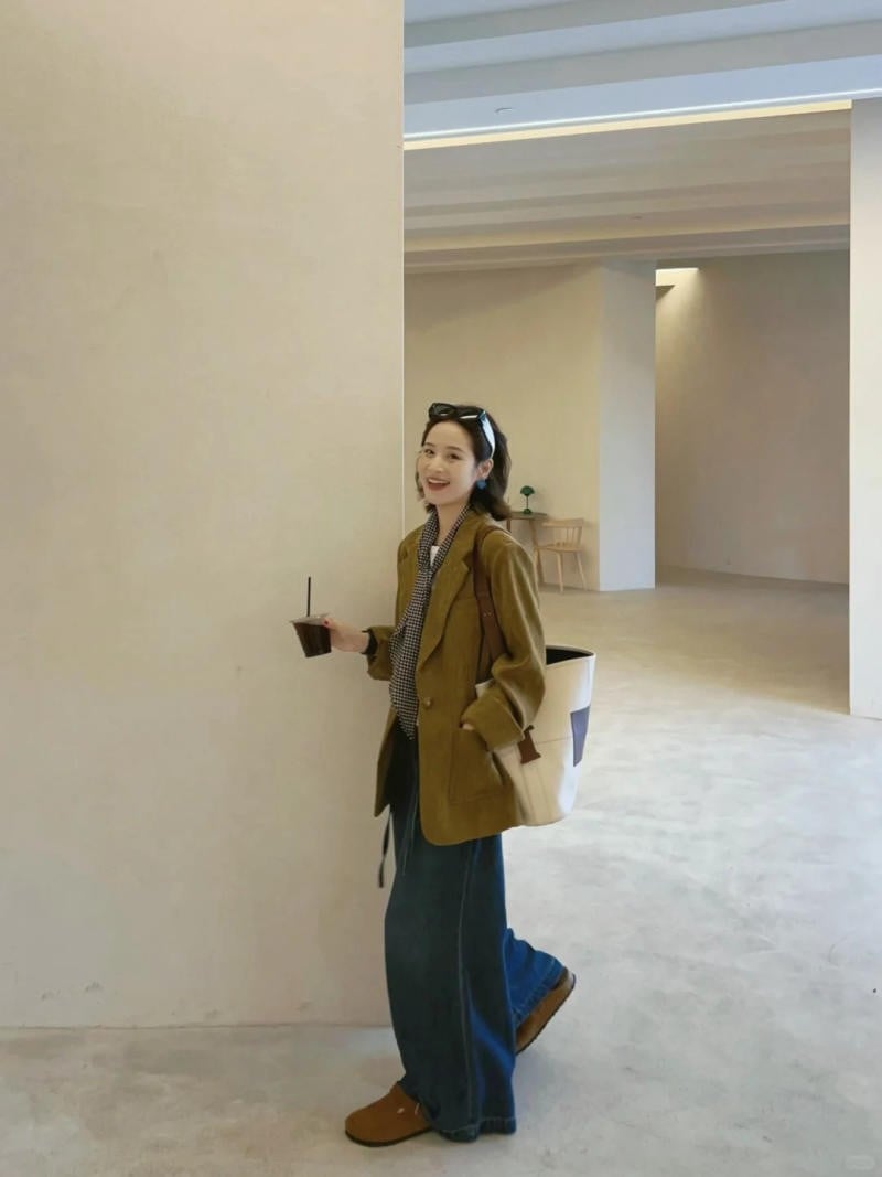 5. Blazer vàng mù tạt + Quần jeans ống rộng + Giày Clogs