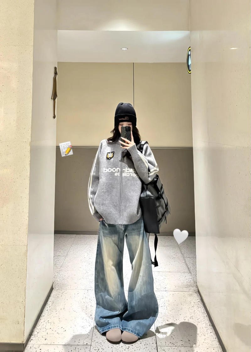 6. Áo khoác len kéo khóa + Quần jeans thụng + Giày Clogs