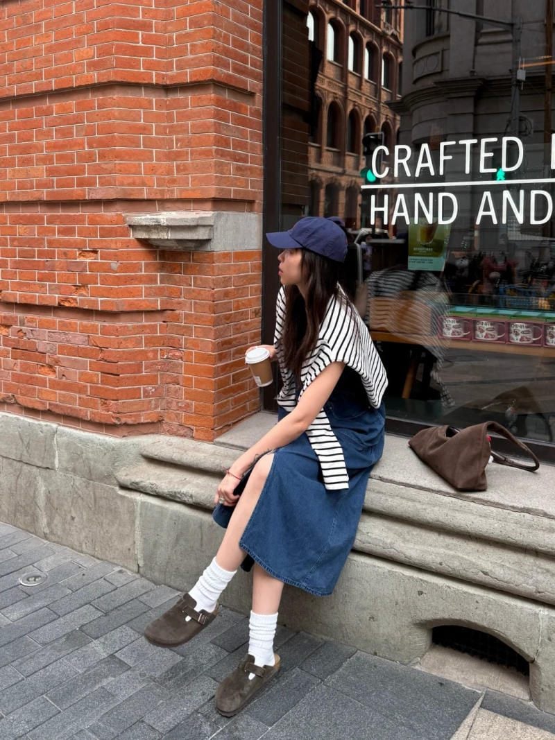 7. Váy yếm denim + Áo kẻ sọc + Giày Clogs