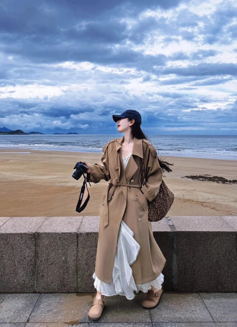 8. Áo măng tô dáng dài + Váy trắng thướt tha + Giày Clogs