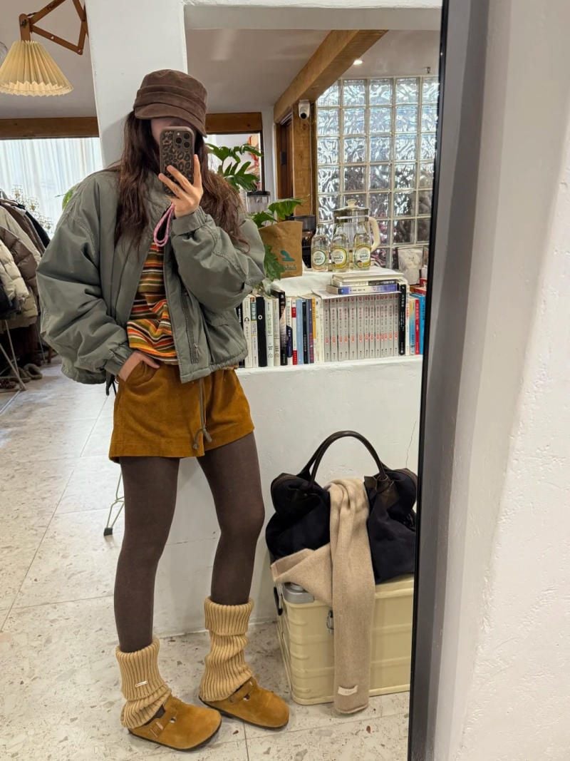 9. Áo bomber + Quần short nhung + Tất ống chân + Giày Clogs