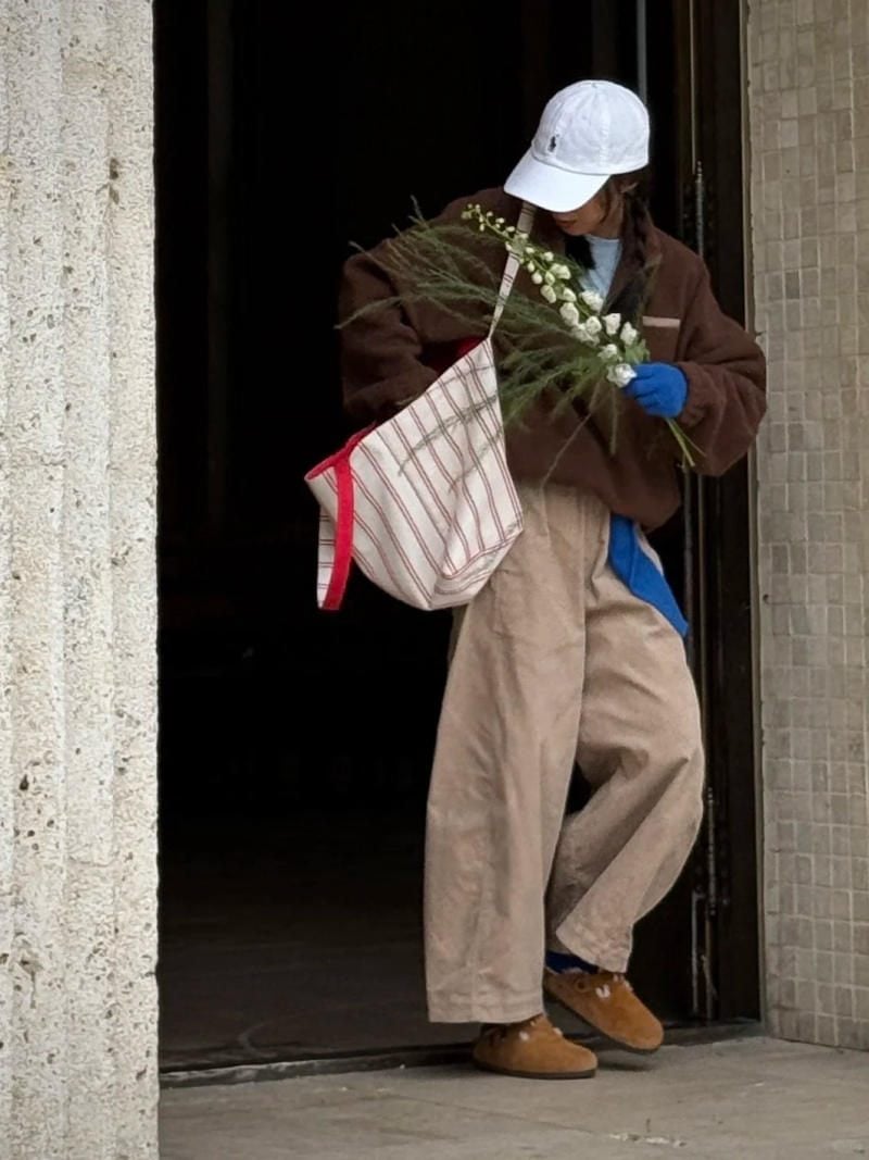 10. Áo khoác nâu + Quần nhung tăm ống rộng + Giày Clogs