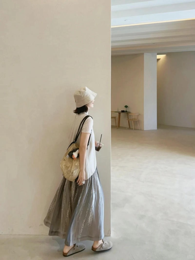 14. Áo thun trắng + Chân váy voan dài + Giày Clogs