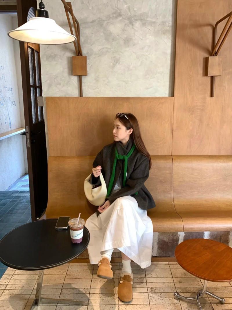 15. Áo dạ ngắn + Chân váy trắng + Khăn quàng xanh + Giày Clogs