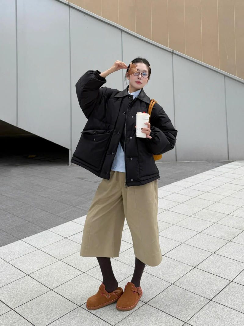 16. Áo phao đen + Quần culottes kaki + Giày Clogs