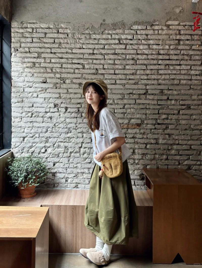 17. Áo thun trắng + Chân váy dài màu rêu + Giày Clogs