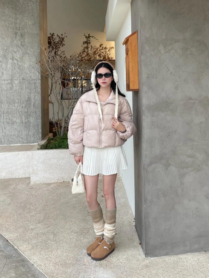 18. Áo phao ngắn + Chân váy xếp ly ngắn + Giày Clogs