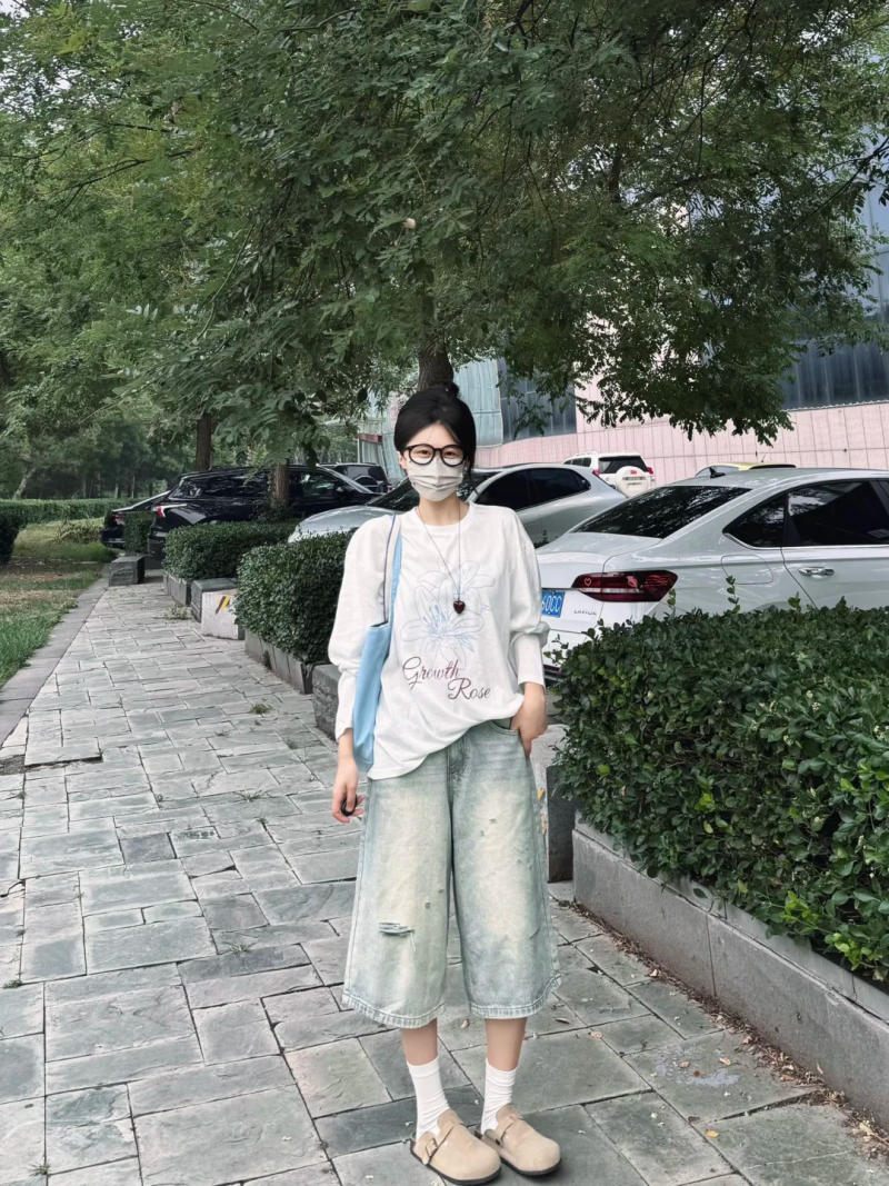 19. Áo thun dài tay + Quần short jeans dài (Jorts) + Giày Clogs