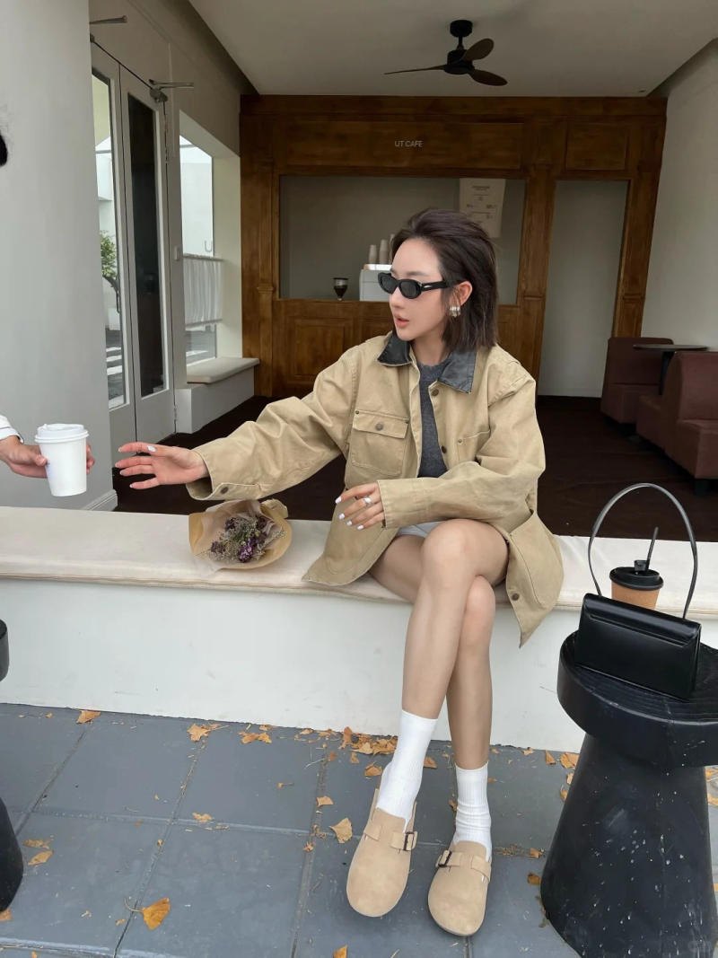 20. Áo khoác kaki túi hộp + Quần short trắng + Giày Clogs