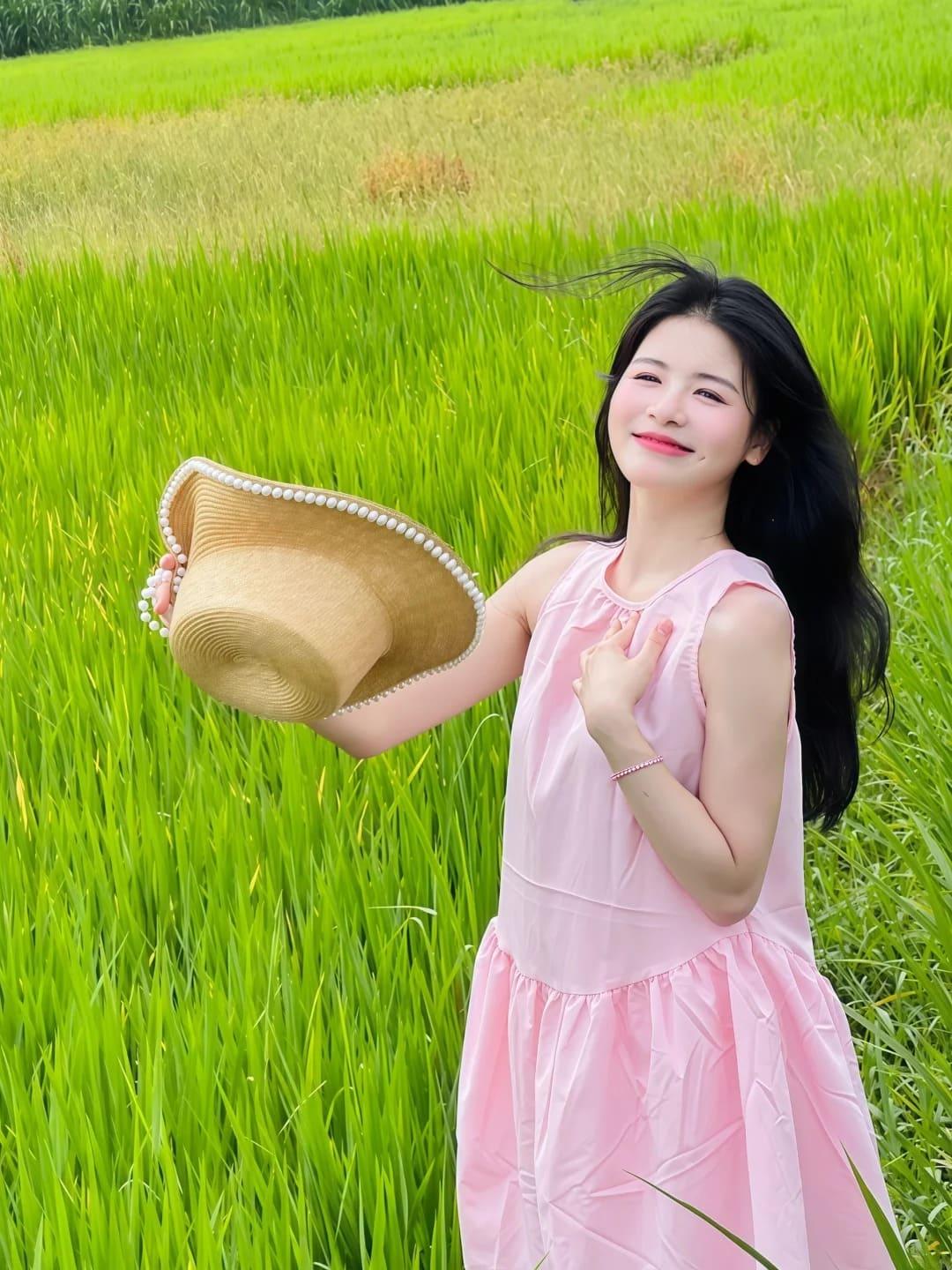 chup-anh-ngoai-canh-dong-lua-mac-gi-dep