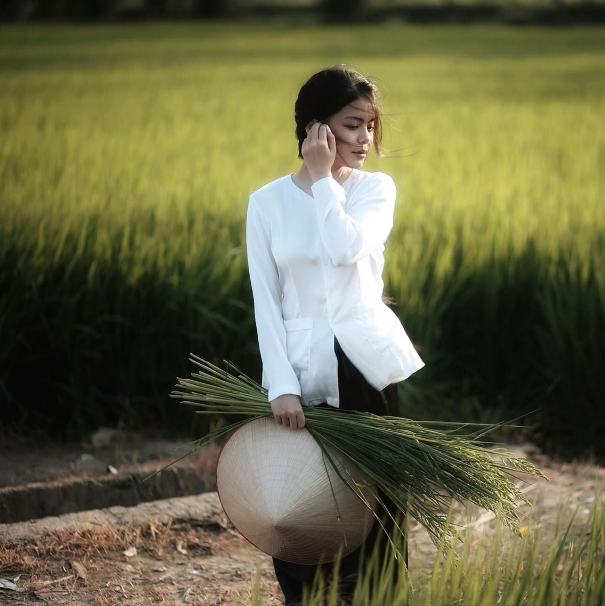 chup-anh-ngoai-canh-dong-lua-mac-gi-dep