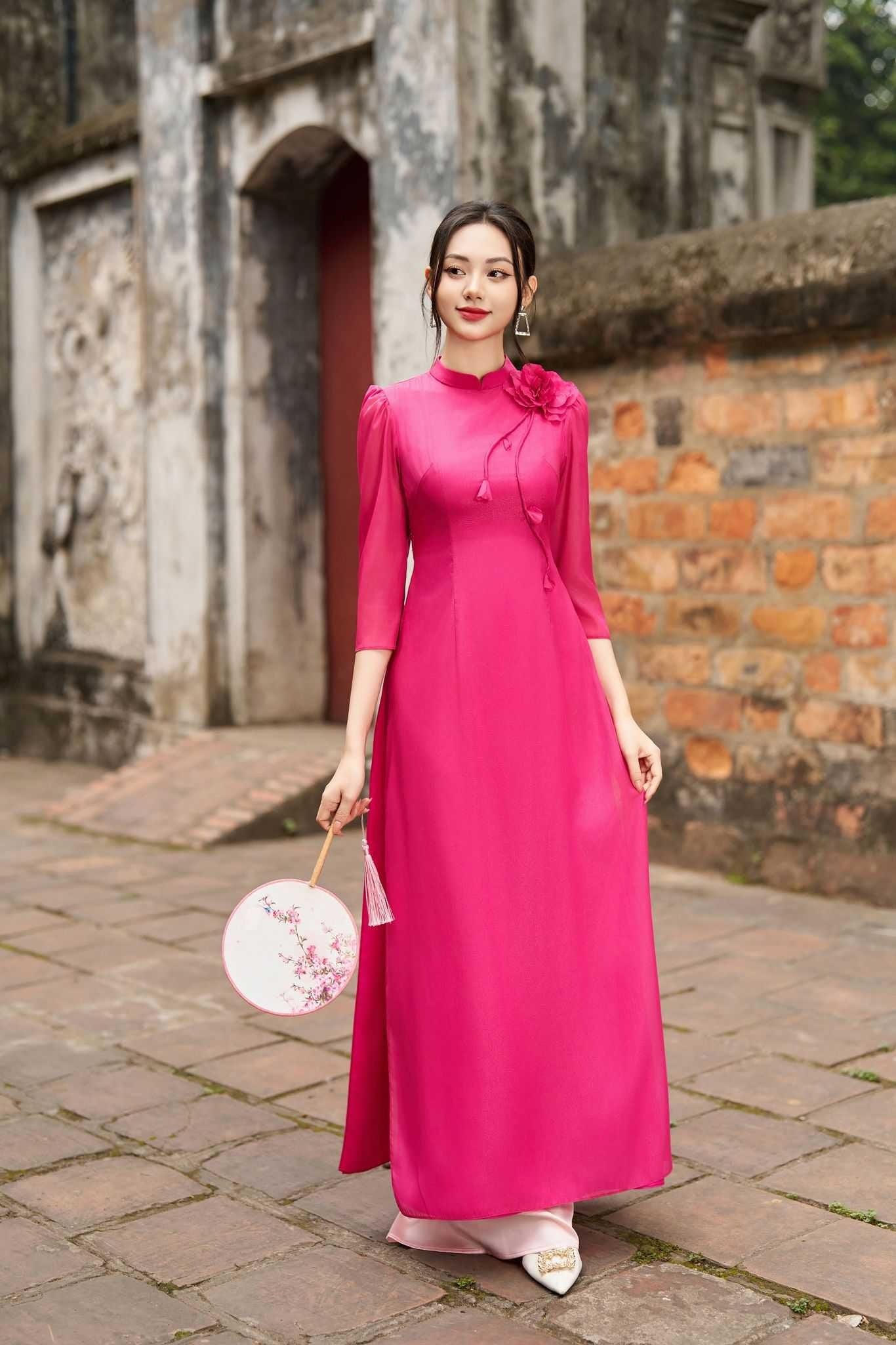 Vị trí đính hoa trên tà áo dài