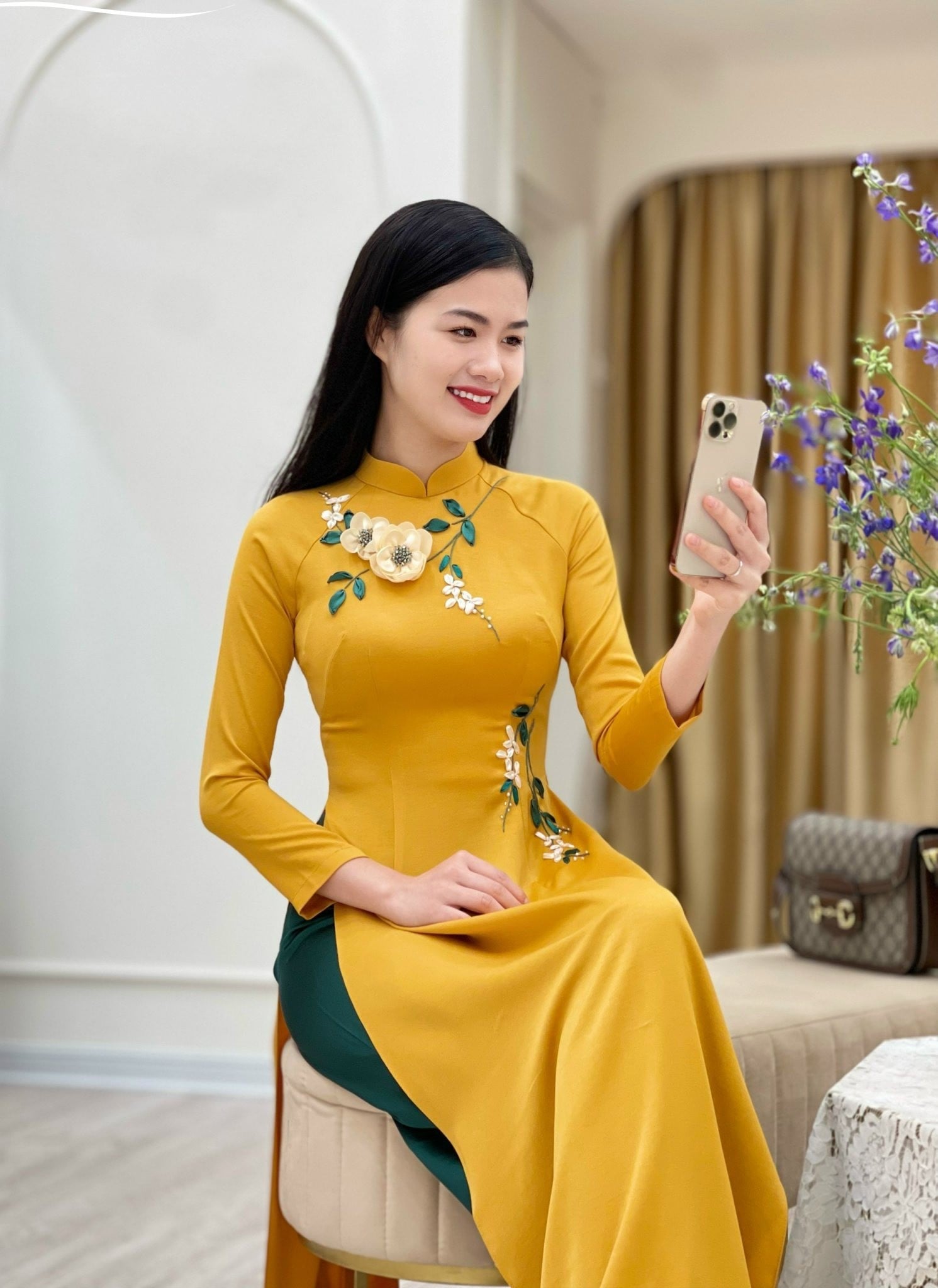 đính hoa trên tà áo dài