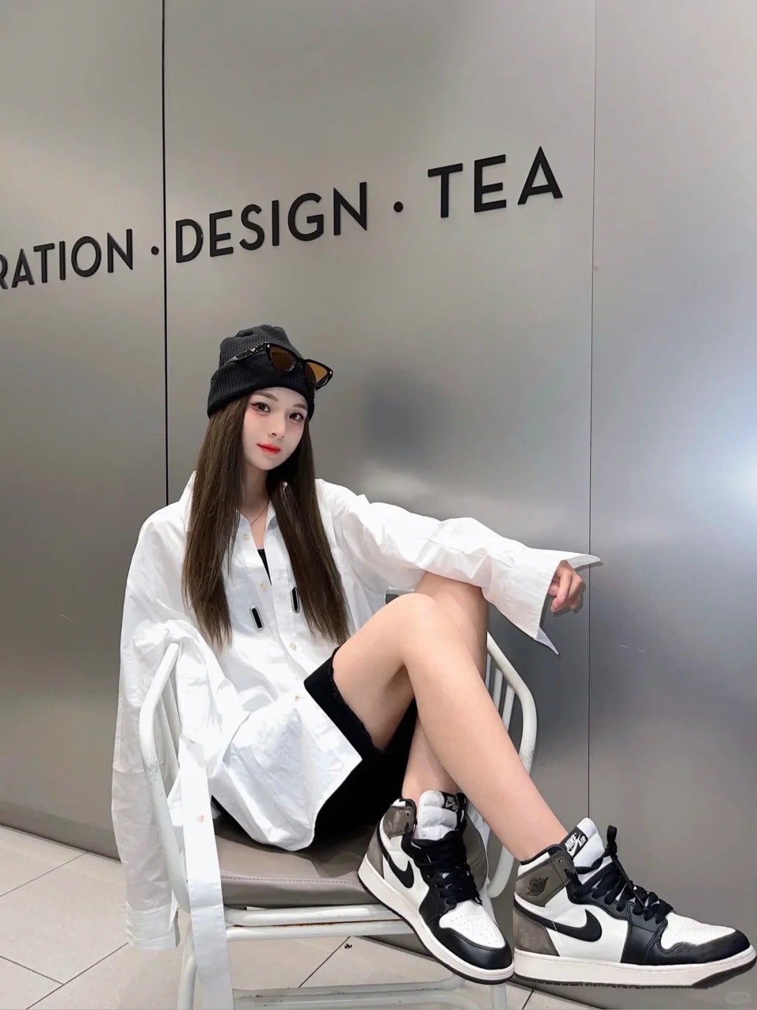 9. Sơ mi trắng oversize + Short đen + Giày Jordan 1 