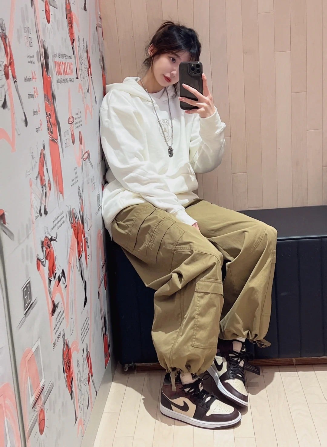 11. Hoodie trắng + Quần cargo màu be + Giày Jordan 1 