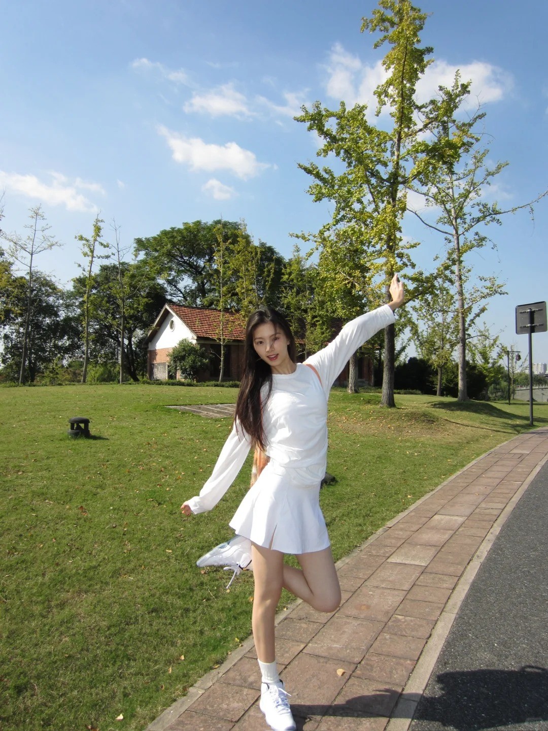 12. Set đồ tennis trắng + Giày Nike trắng