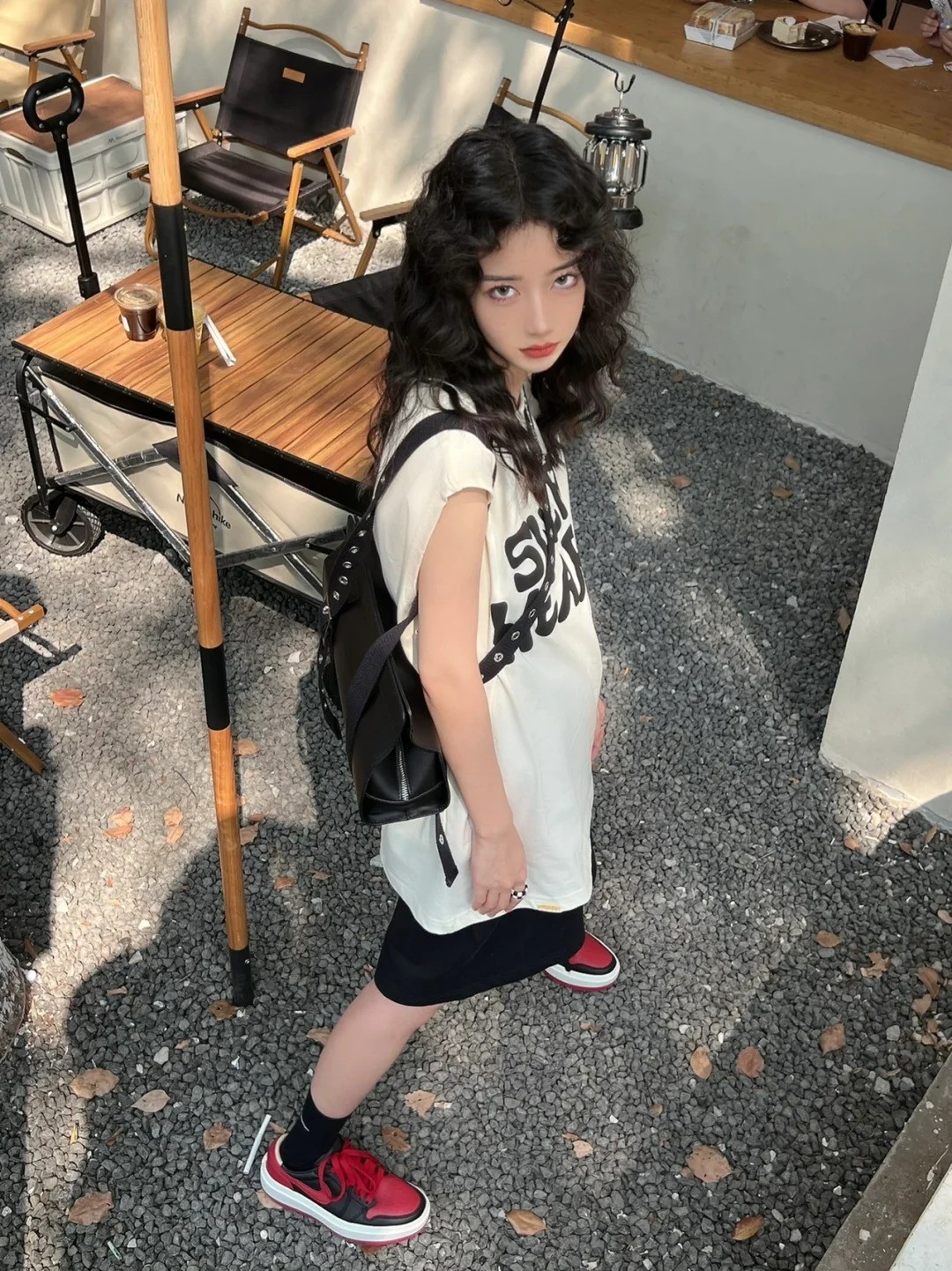 13. Áo tank top graphic + Quần short đen + Giày Nike Dunk Low đỏ đen