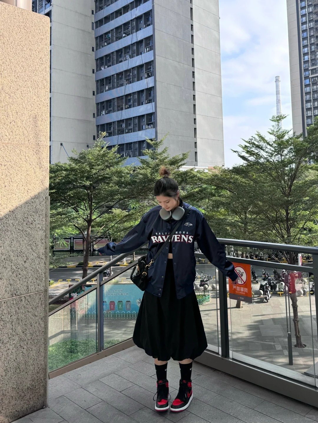 15. Áo khoác bomber + Crop top + Chân váy xòe + Giày Jordan 1 