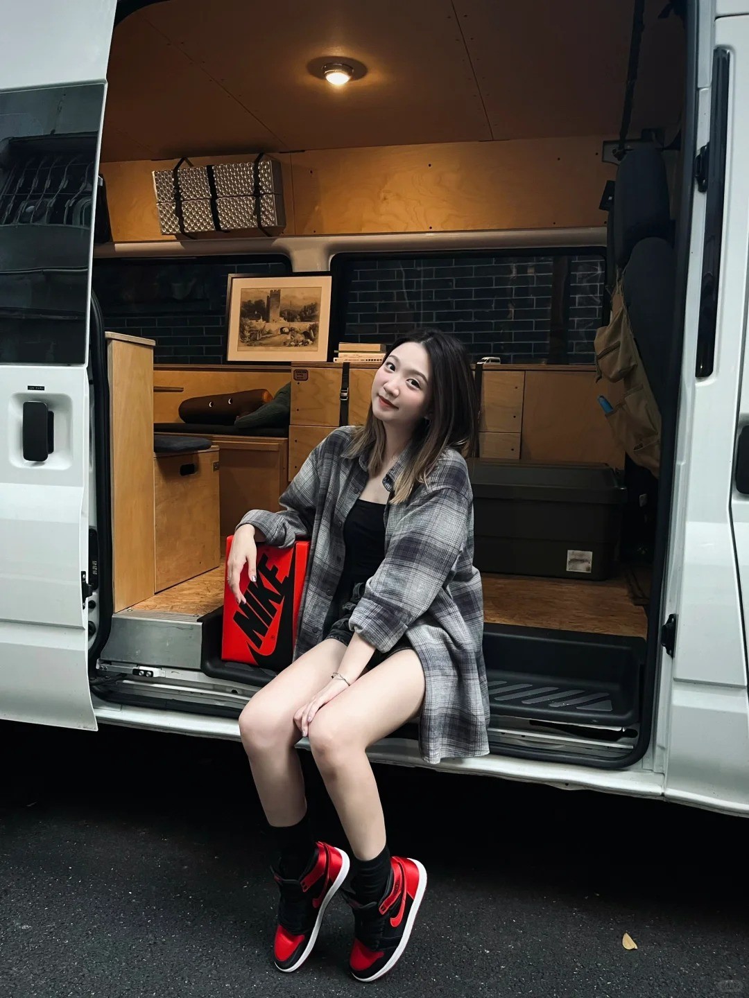 17. Áo flannel + Set đồ đen + Giày Jordan 1 