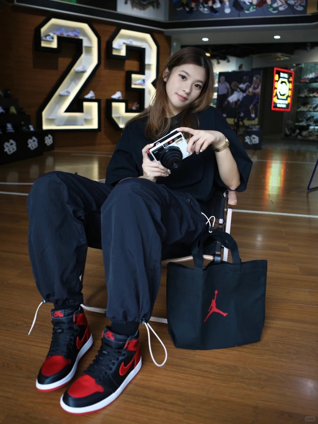 18. Áo phông đen + Quần parachute + Giày Jordan 1 