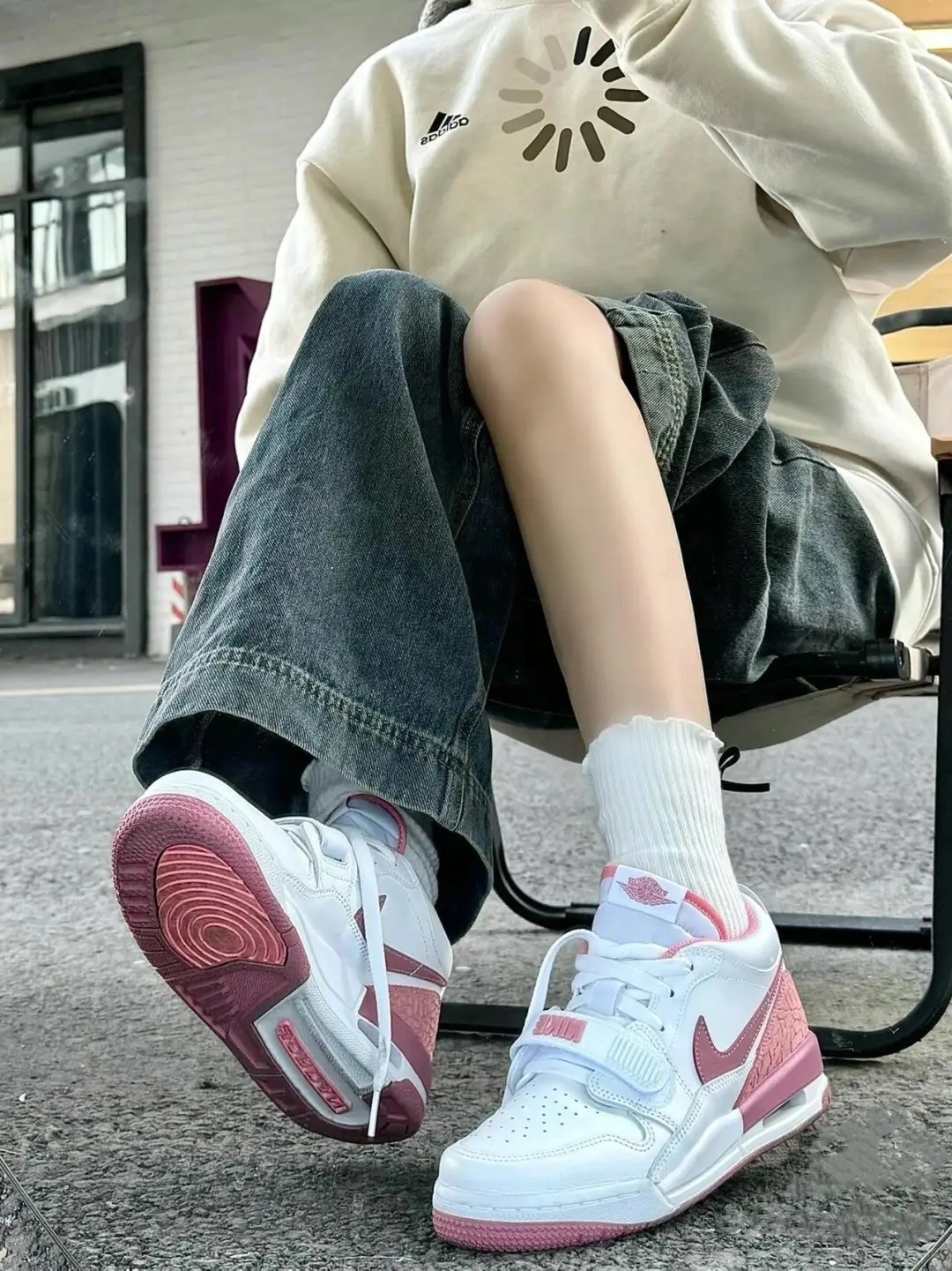 19. Hoodie trắng + Quần jeans ống rộng + Giày Jordan Legacy 312 Low hồng