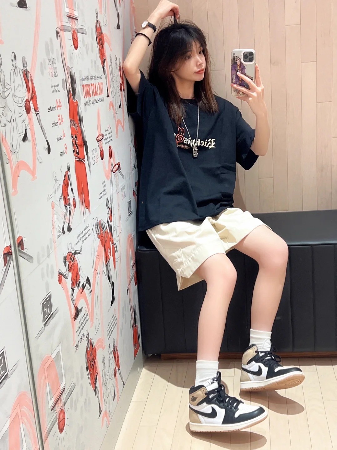 20. Áo phông đen + Quần short kaki + Giày Jordan 1 