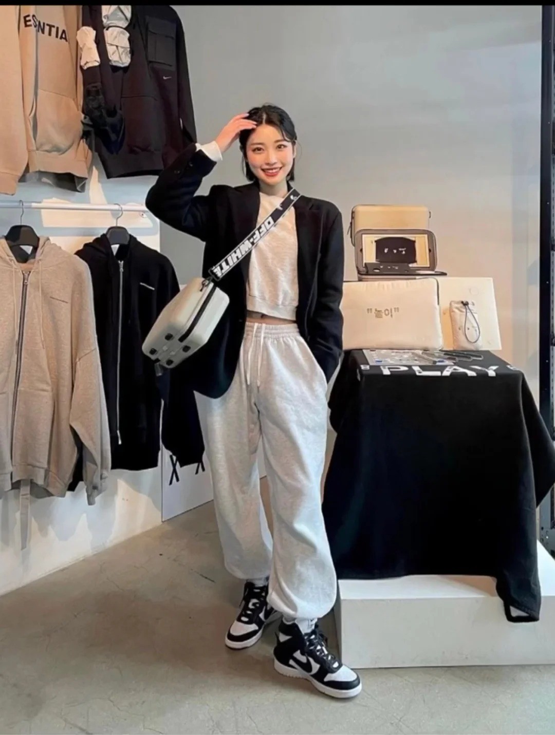 21. Blazer đen + Set đồ nỉ xám + Giày Nike Dunk 