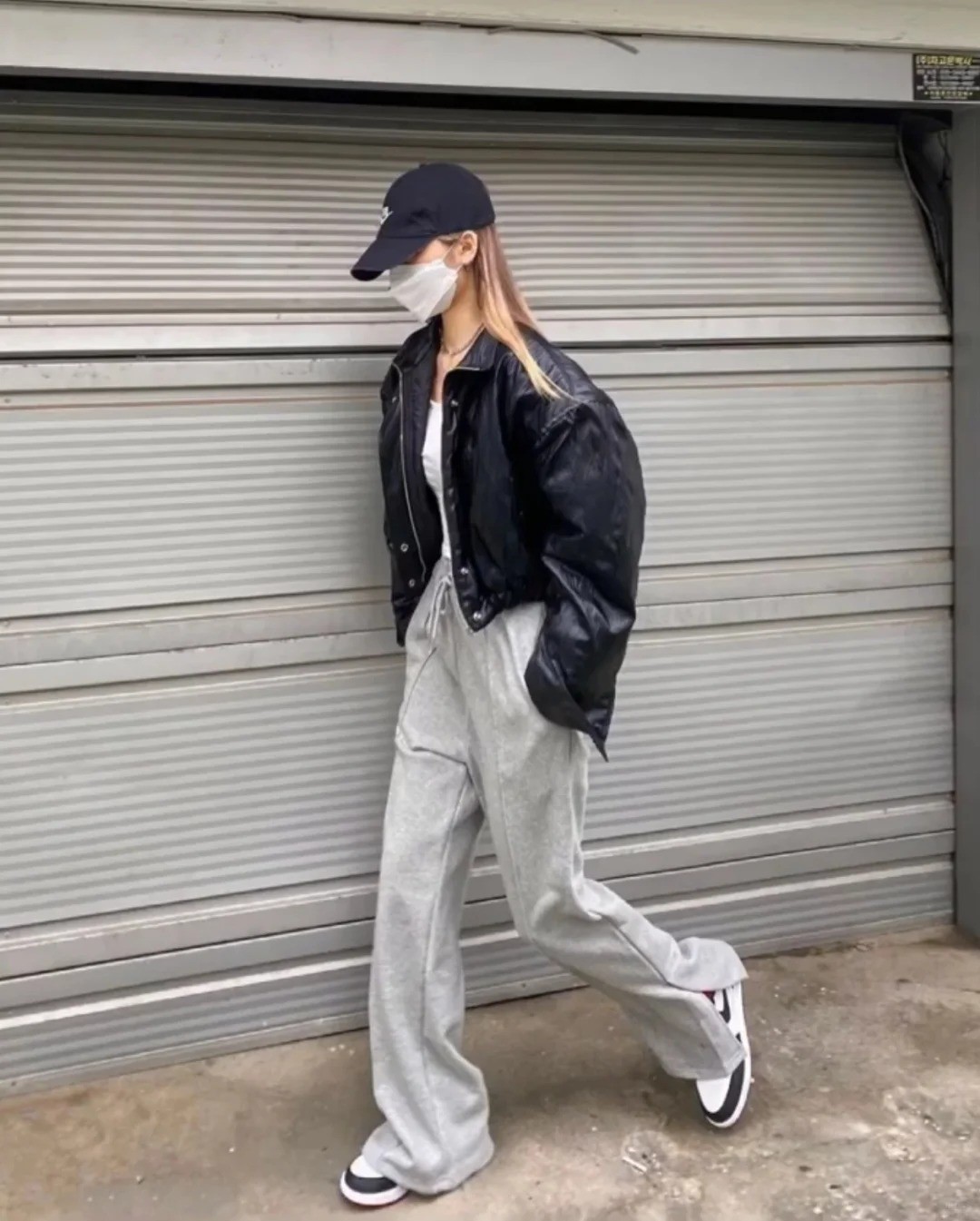 22. Áo khoác da + Set đồ nỉ xám + Giày Nike Dunk 