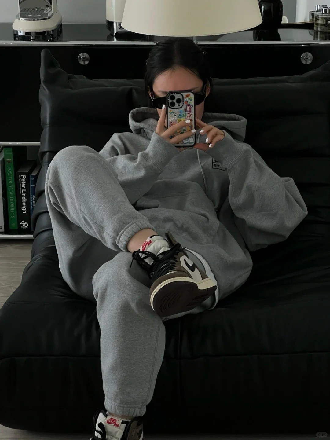 23. Set đồ nỉ xám + Giày Jordan 1 Travis Scott 