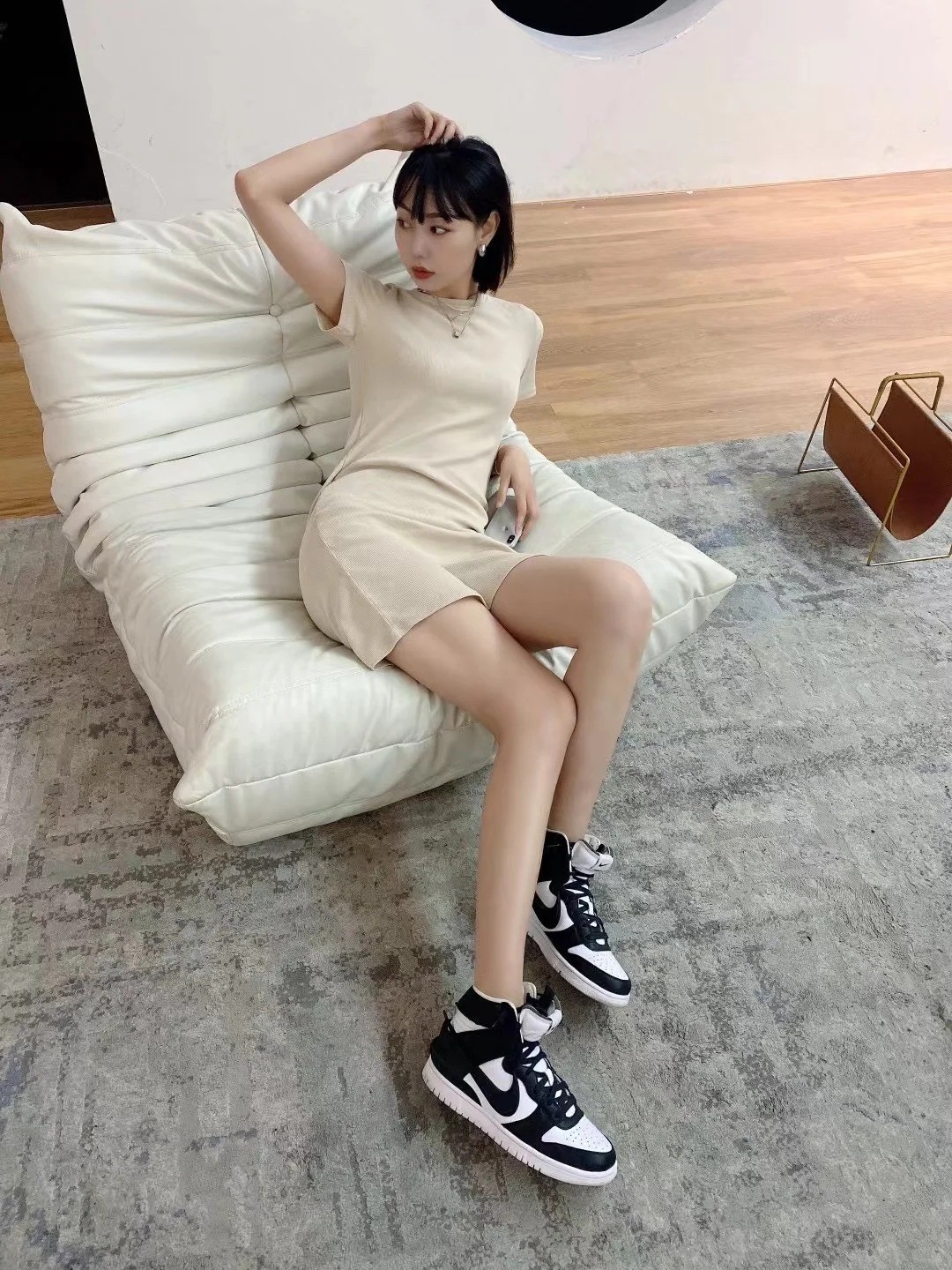 24. Váy body màu be + Giày Nike Dunk 