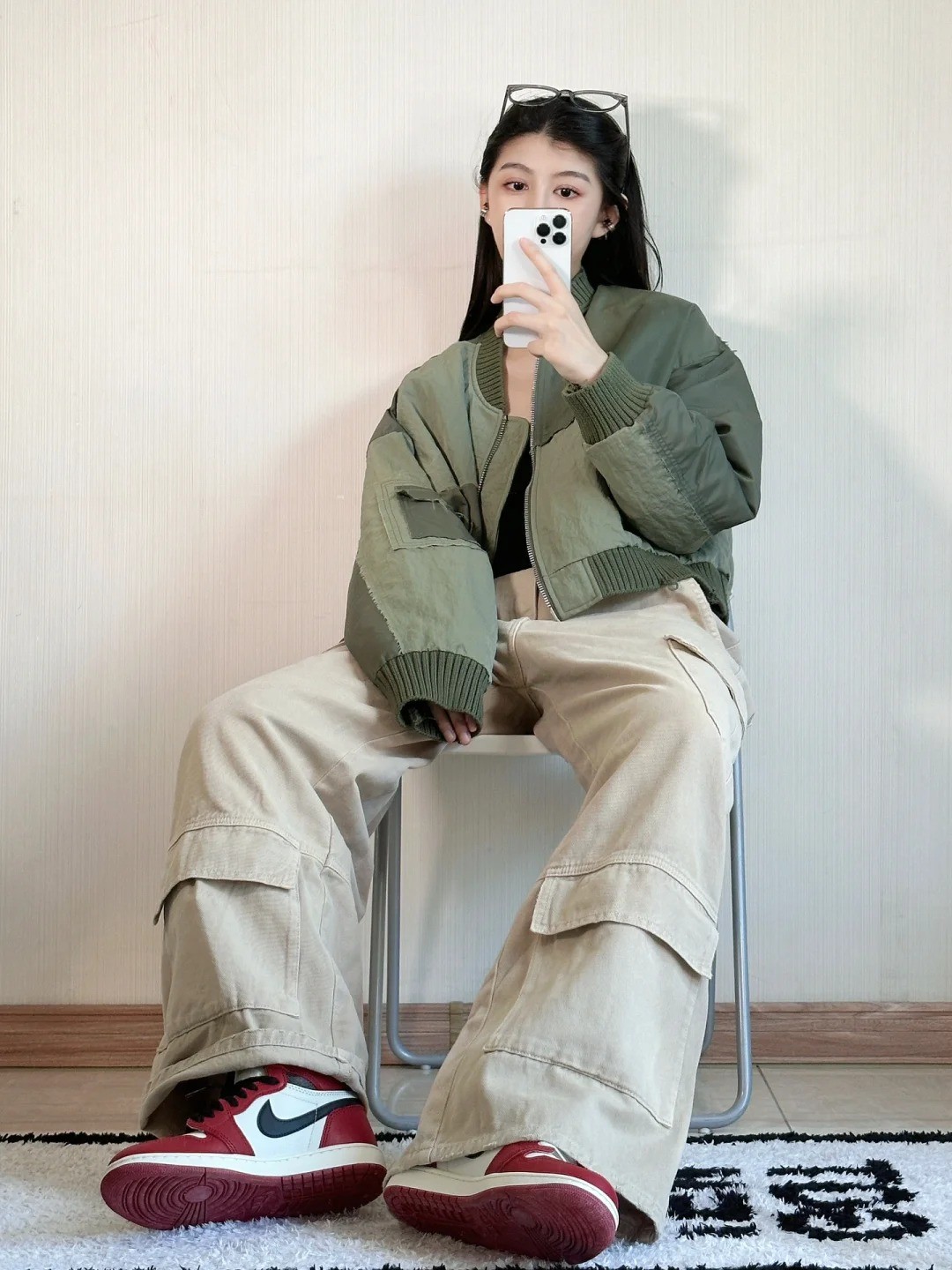 26. Áo bomber xanh rêu + Quần cargo màu be + Giày Jordan 1 