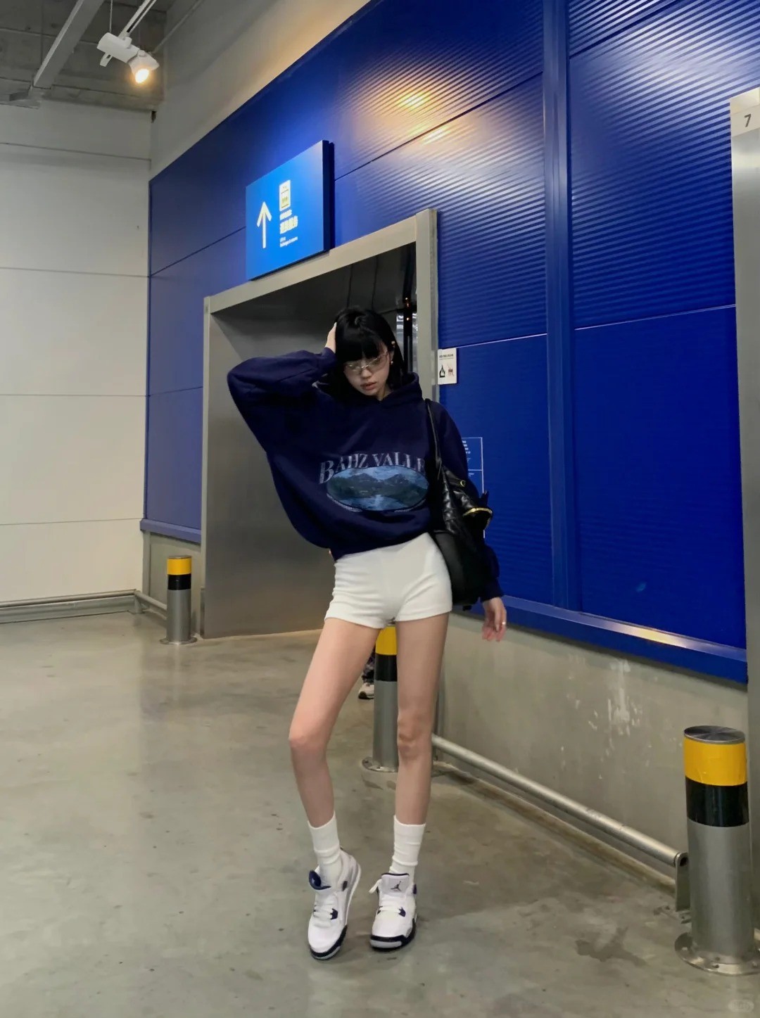 27. Hoodie xanh navy + Quần short biker trắng + Giày Jordan 4