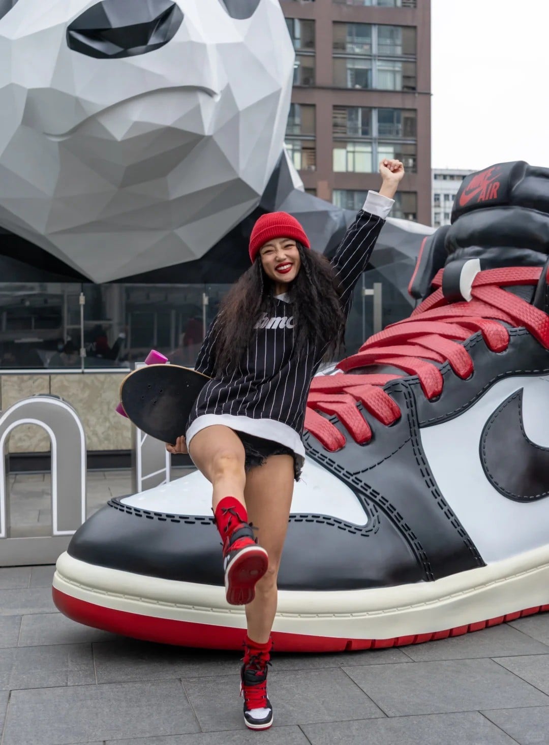 29. Áo pinstripe + Short jean + Mũ len đỏ + Giày Jordan 1 