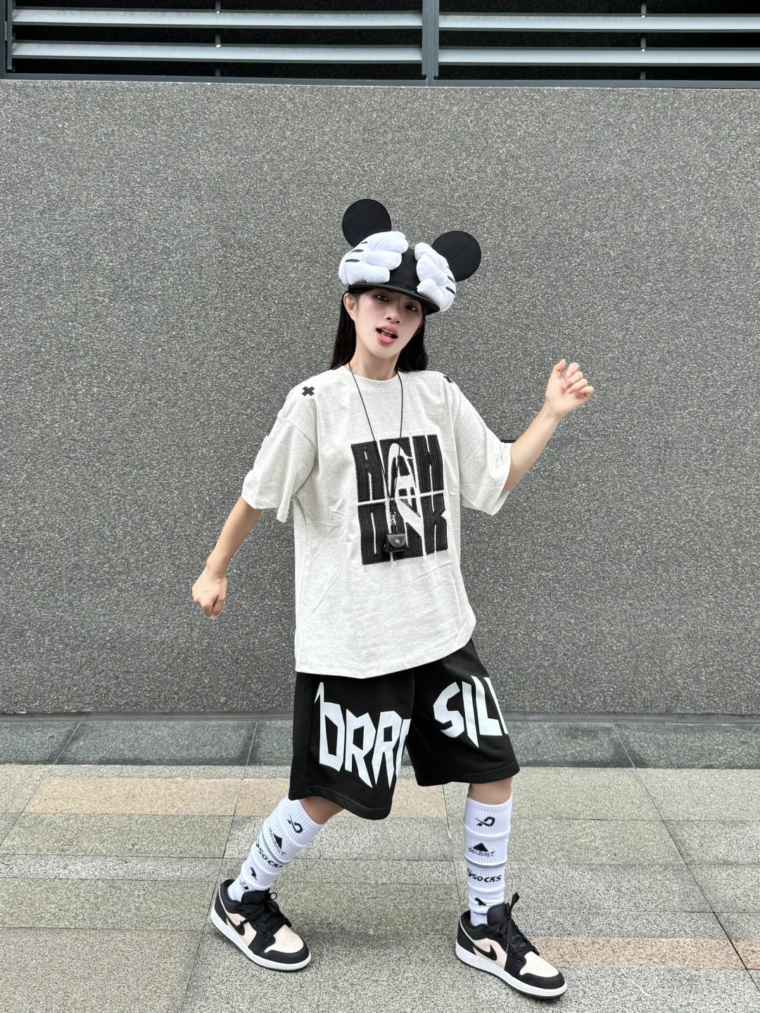 30. Áo phông oversize + Quần short rộng + Mũ Mickey + Giày Jordan 1 Low 