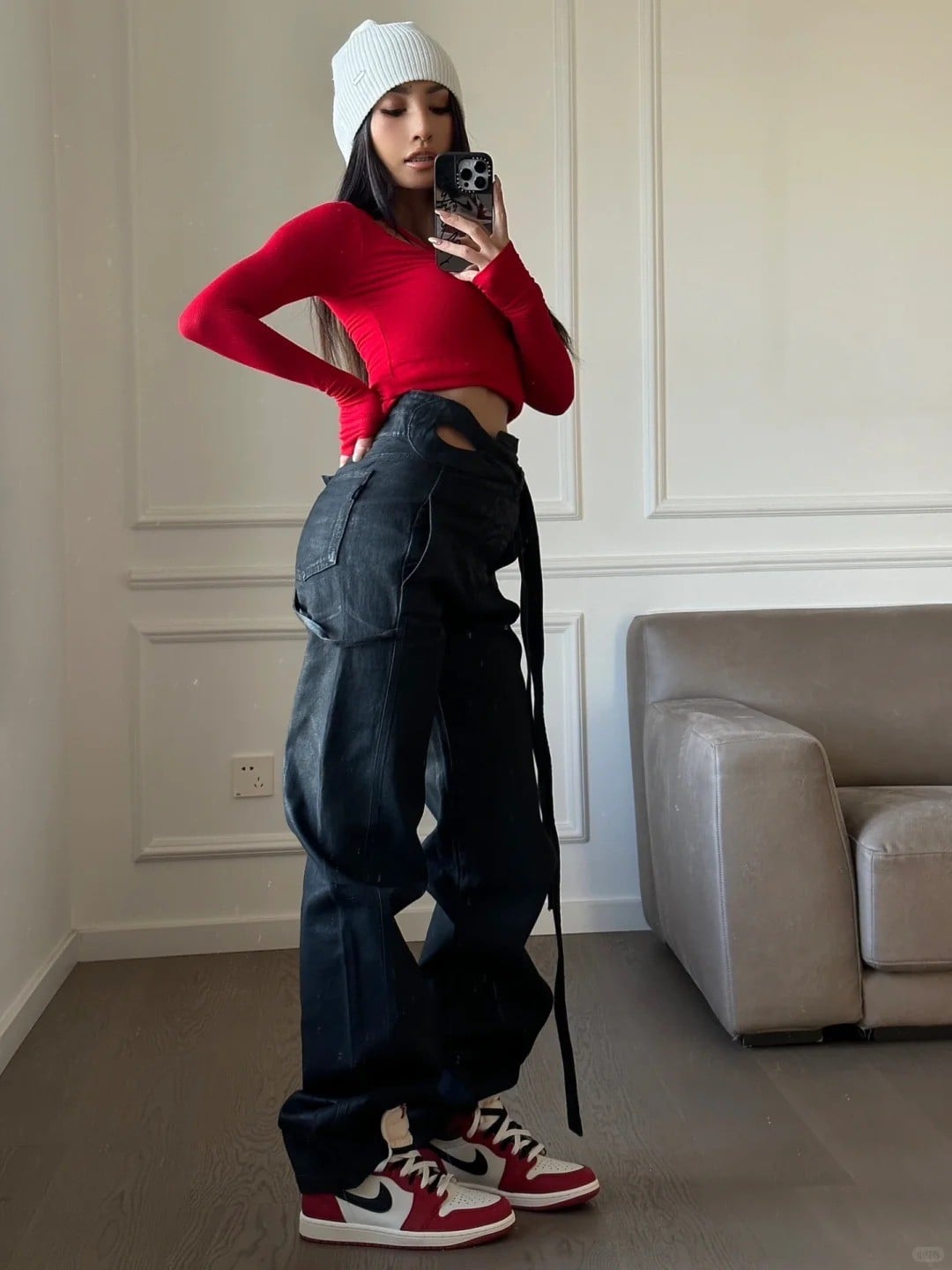 31. Áo crop top đỏ + Quần jeans baggy + Giày Jordan 1 